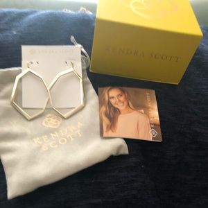 KENDRA SCOTT LINDSEY DROP EARRINGS IN GOLD